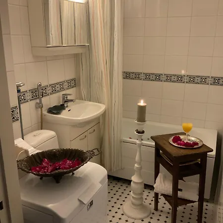 Makuuhuone Retrohenkisessae Taiteilijakodissa - Kaleva Privatunterkunft Tampere