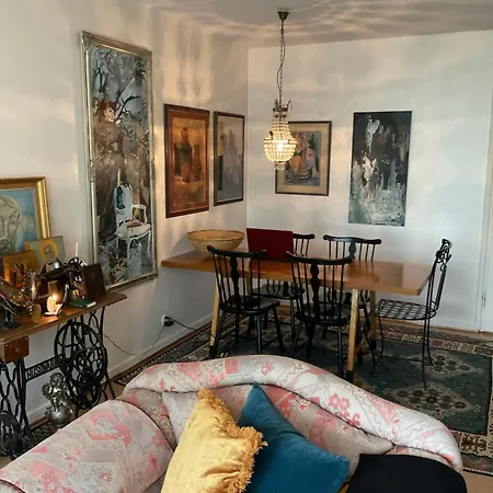 Homestay Kodikas Makuuhuone Yhteiskaeytoessae Olevasta Huoneistosta Kaleva