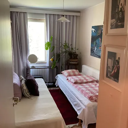 Makuuhuone Retrohenkisessae Taiteilijakodissa - Kaleva *